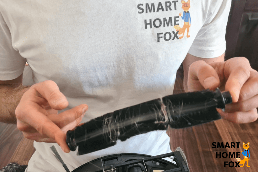 Волосы обернуты вокруг щетки Proscenic M7 Pro.